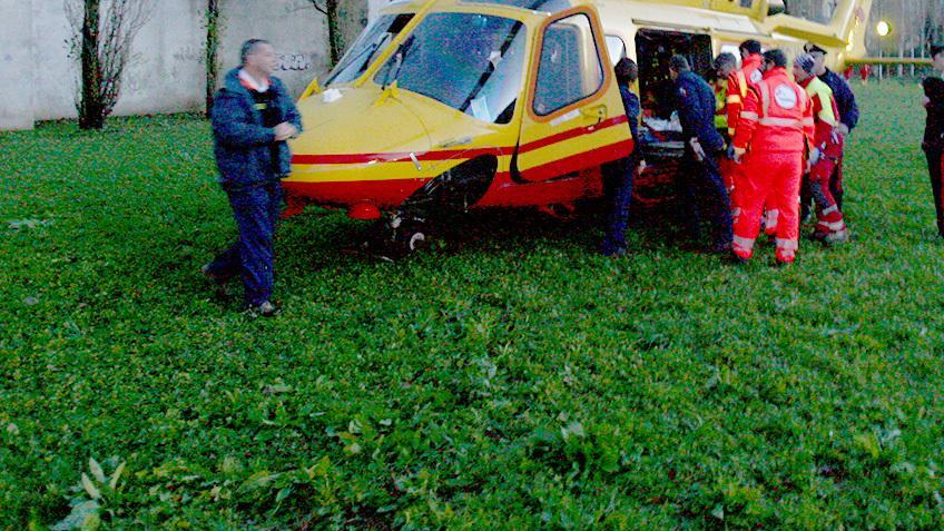 anziana in bici sotto un camion è gravissima