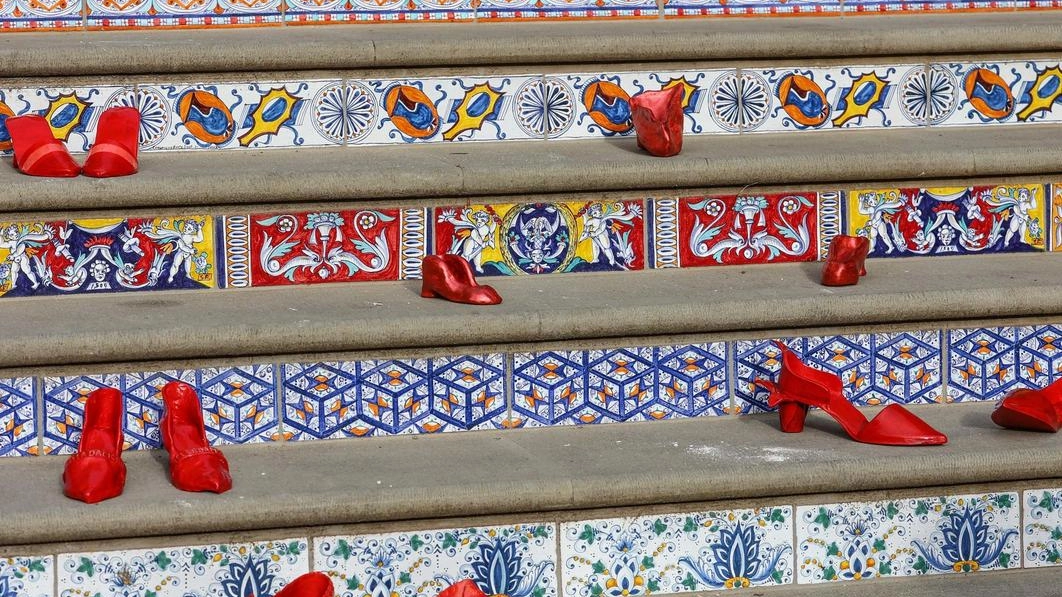 Le scarpe rosse, simbolo della lotta contro la violenza di genere Le scarpe rosse, simbolo della lotta contro la violenza di genere