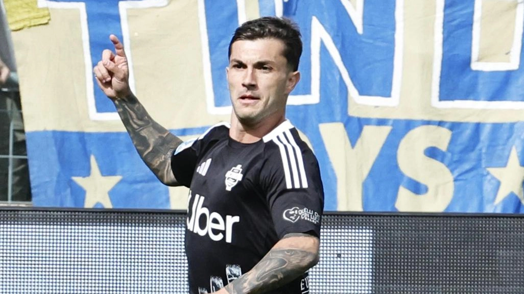 Como conquista la quinta vittoria consecutiva in Serie A superando il Parma grazie a un gol decisivo di Strefezza. Como conquista la quinta vittoria consecutiva in Serie A superando il Parma grazie a un gol decisivo di Strefezza.