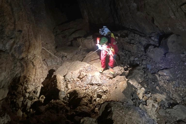 L'intervento di soccorso dello speleologo 35enne rimasto ferito nel 2022