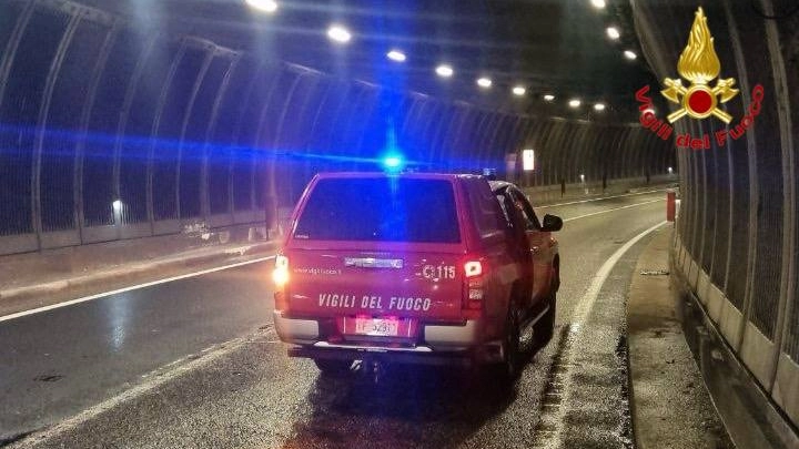 L'intervento nel tunnel di attraversamento dei vigili del fuoco di Lecco