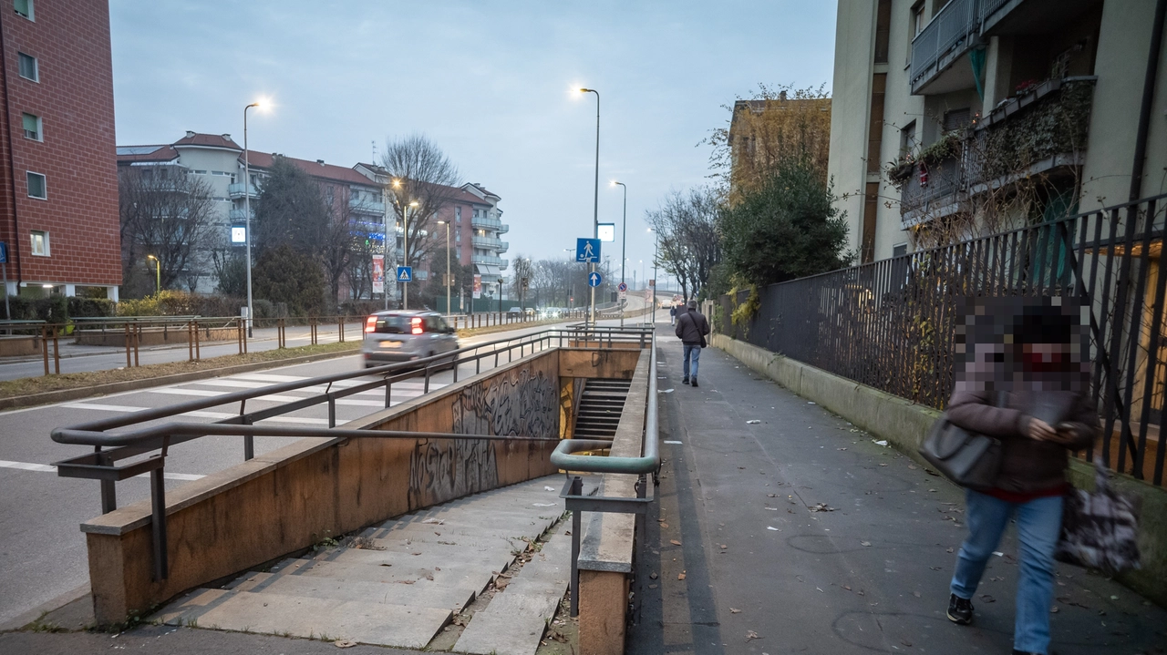 La strada di Quarto Oggiaro in cui il ragazzo vittima, di 16 anni, è stato soccorso (Foto Canella) La strada di Quarto Oggiaro in cui il ragazzo vittima, di 16 anni, è stato soccorso (Foto Canella)