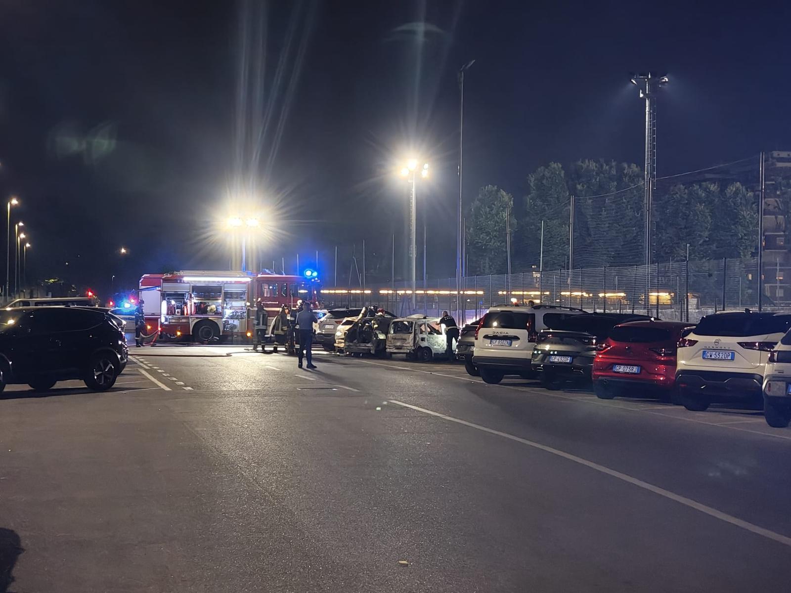 Sesto San Giovanni, tre veicoli a fuoco in via Bandiera: in una delle macchine c’è il cadavere di un uomo Sesto San Giovanni, tre veicoli a fuoco in via Bandiera: in una delle macchine c’è il cadavere di un uomo