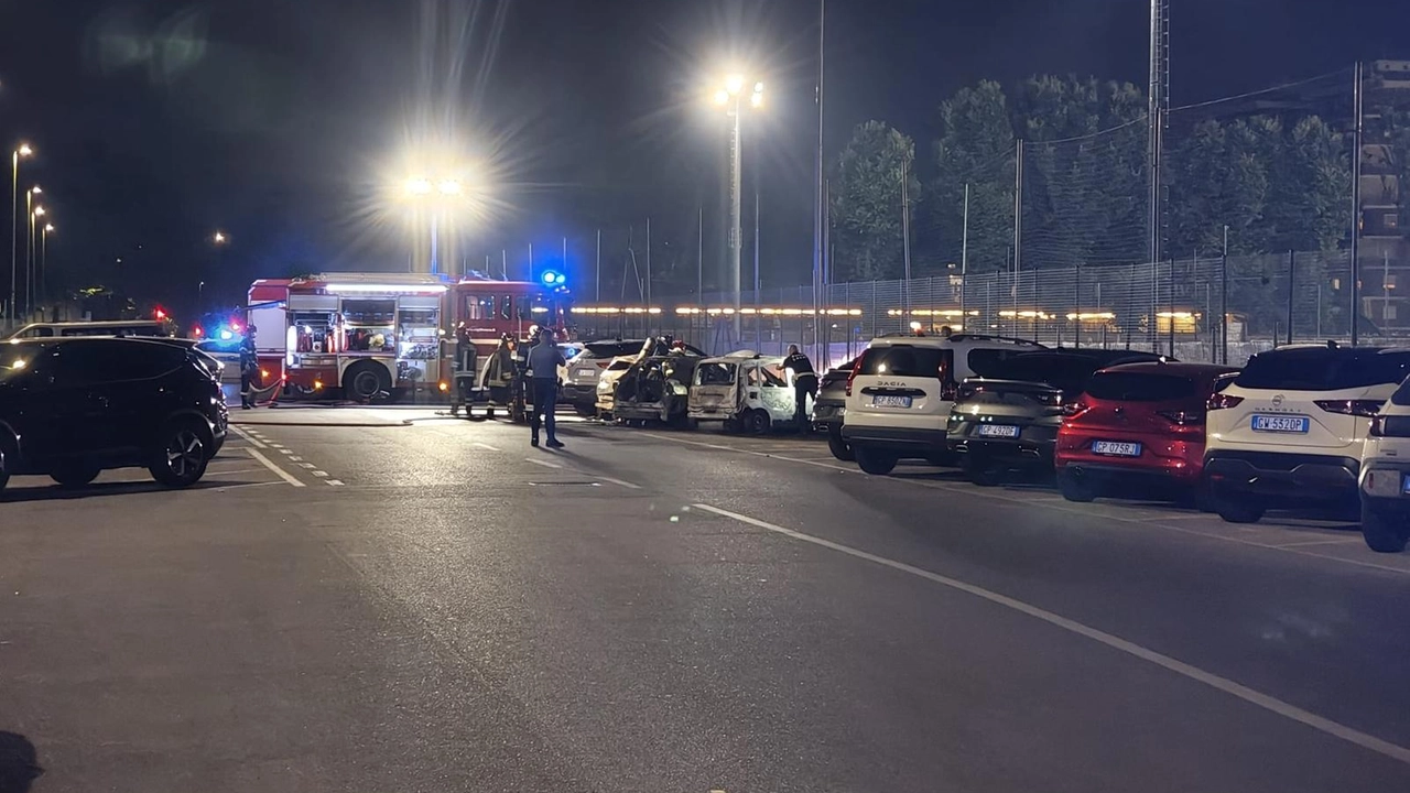 L'intervento di vigili del fuoco e forze dell'ordine in via Fratelli Bandiera L'intervento di vigili del fuoco e forze dell'ordine in via Fratelli Bandiera