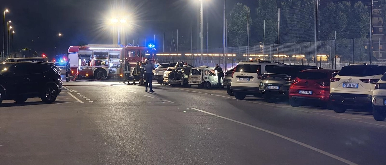 Sesto San Giovanni, tre veicoli a fuoco in via Bandiera: in una delle macchine c’è il cadavere di un uomo