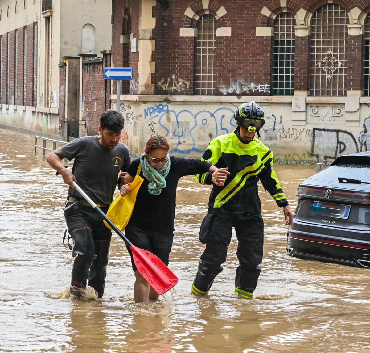 Pioggia no stop: esonda il Seveso. Strade allagate, auto in trappola