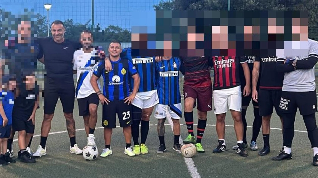 Da sinistra gli unici due non oscurati: l’assassino Andrea Beretta e la sua vittima il rampollo di ’ndrangheta Antonio Bellocco Questa foto è stata scattata poche ore prima del delitto Da sinistra gli unici due non oscurati: l’assassino Andrea Beretta e la sua vittima il rampollo di ’ndrangheta Antonio Bellocco Questa foto è stata scattata poche ore prima del delitto