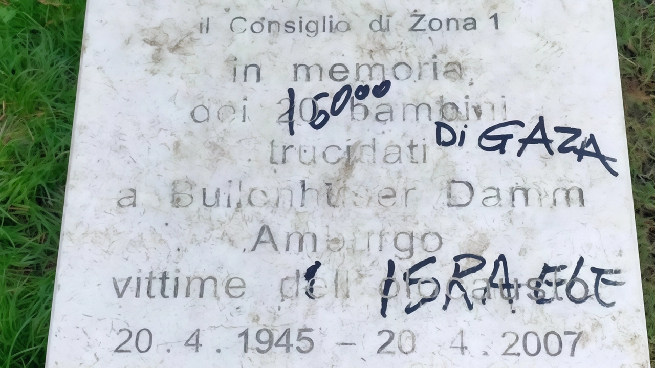 I vandali hanno avuto cura di cancellare la parola «olocausto» I vandali hanno avuto cura di cancellare la parola «olocausto»