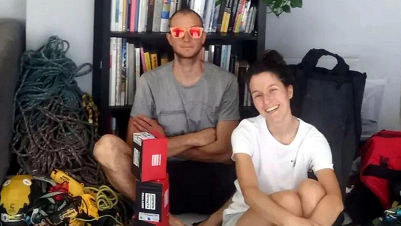 Luca Schiera e la valtellinese Sara Biasini con il materiale da portare in Africa Luca Schiera e la valtellinese Sara Biasini con il materiale da portare in Africa