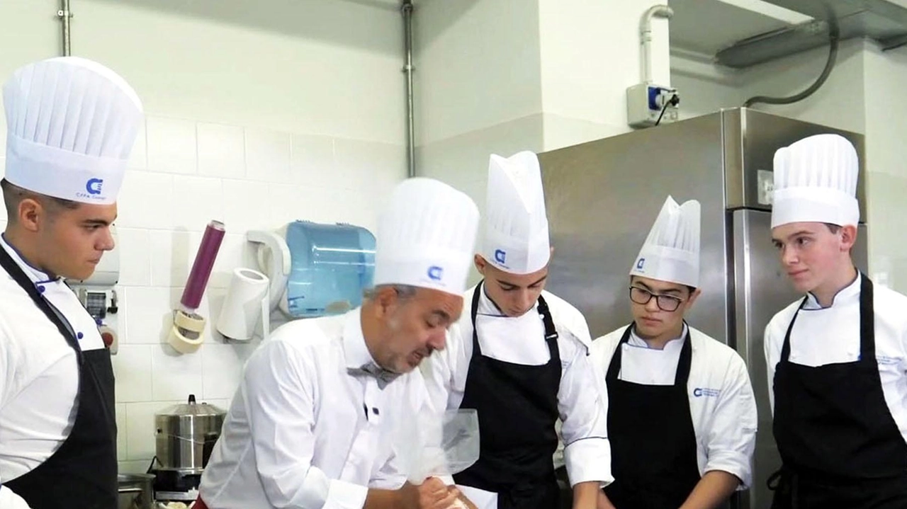 Al Cfpa di Casargo sono partiti anche gli indirizzi tradizionali in ristorazione per diventare chef, bartender o maitre di sala e pastrichef Al Cfpa di Casargo sono partiti anche gli indirizzi tradizionali in ristorazione per diventare chef, bartender o maitre di sala e pastrichef
