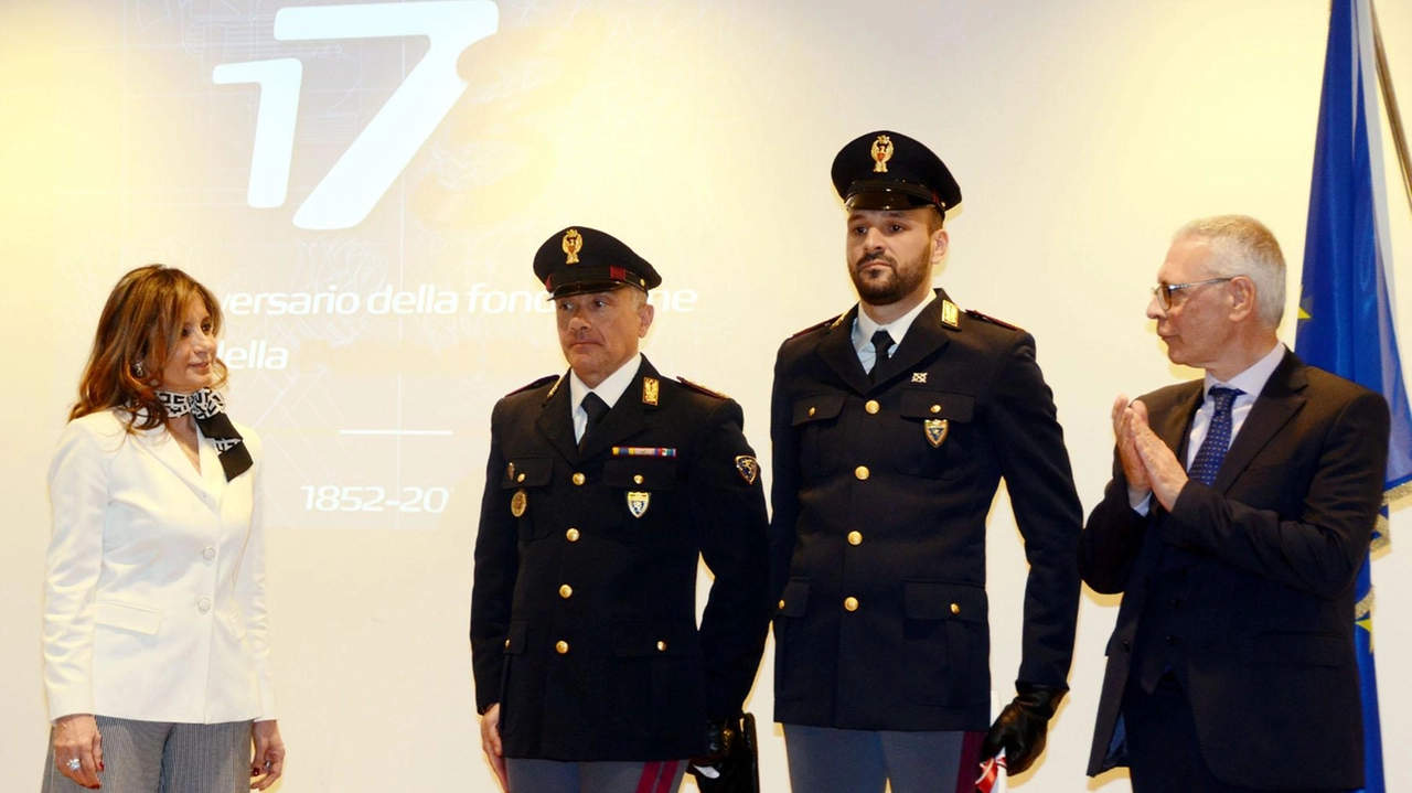 capo coordinatore Roberto Curi, 47 anni e l’agente scelto Sergio Aiuto, 31 anni, premiati per aver salvato dal suicidio un uomo
