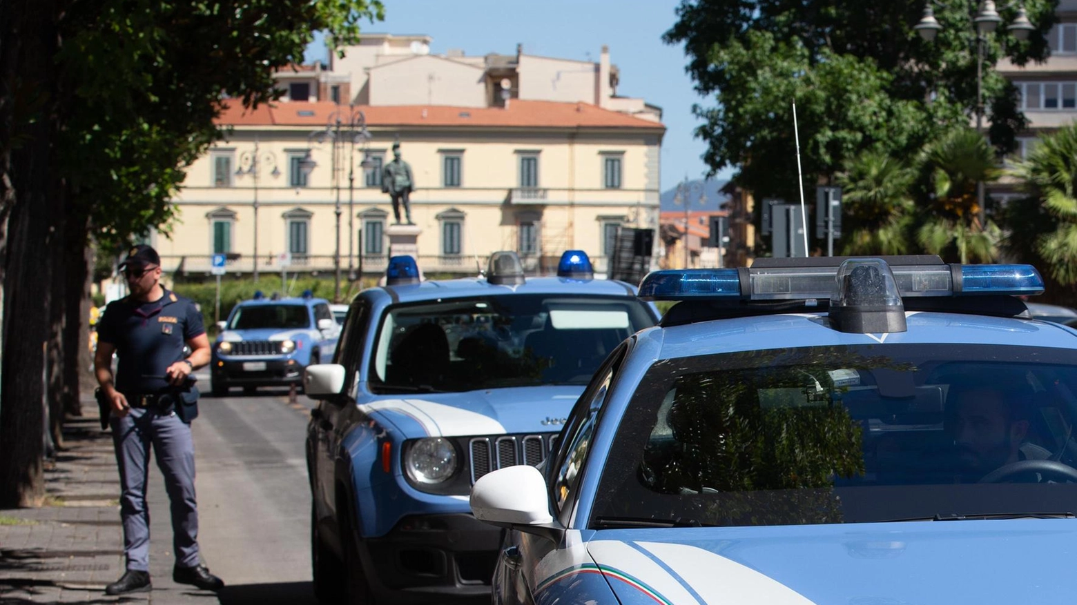 Un pregiudicato di 52 anni è stato arrestato a Rozzano per aver violato il regime di libertà vigilata, con diversi precedenti penali tra cui tentato omicidio e rapina.