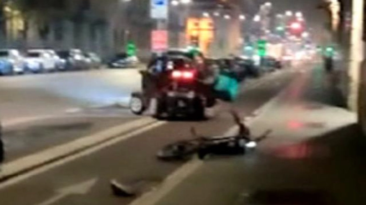 Un frame del video realizzato da una persona che ha assistito alla scena in zona Porta Venezia