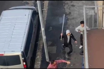 Un frame del video: l'attacco a colpi di asta di bandiera