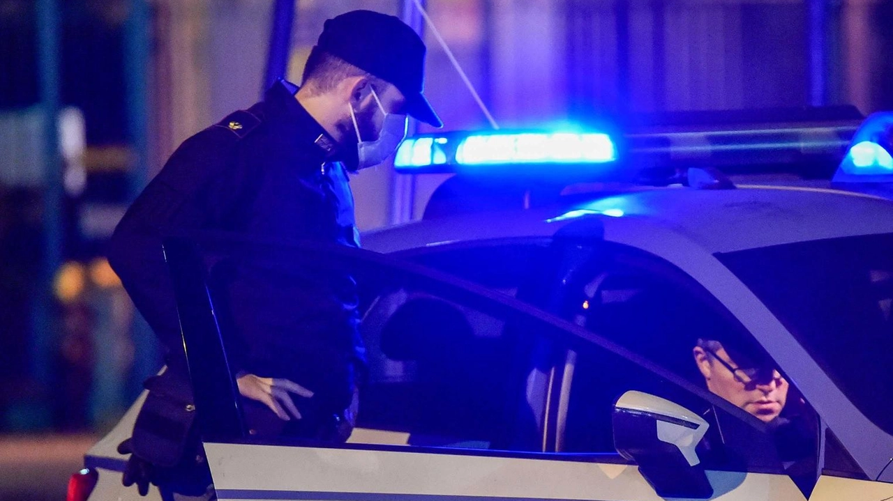 Gli agenti di polizia sono intervenuti e hanno arrestato l'uomo Gli agenti di polizia sono intervenuti e hanno arrestato l'uomo