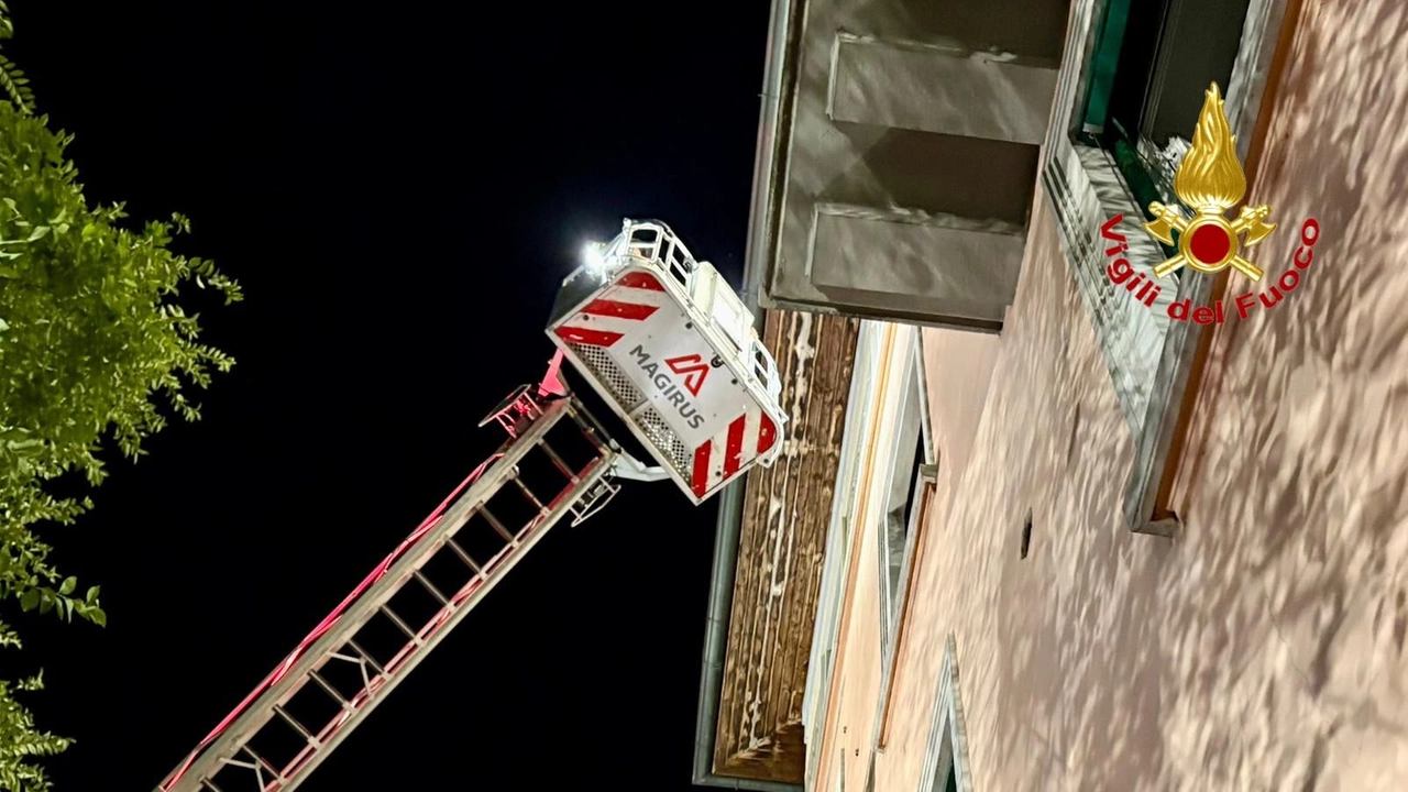 L'incendio nella casa Aler di Milano è scoppiato in piena notte
