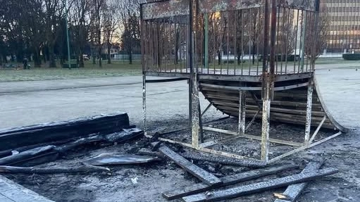 La struttura di Cologno Centro è stata distrutta da un incendio appiccato nella notte da ignoti La struttura di Cologno Centro è stata distrutta da un incendio appiccato nella notte da ignoti