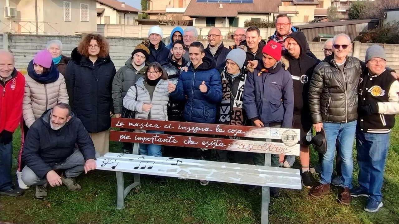 Adesso sono quattro le “panchine d’autore“ realizzate dai ragazzi dello Sfa, Servizio formazione autonomie della Cooperativa Il Seme di... Adesso sono quattro le “panchine d’autore“ realizzate dai ragazzi dello Sfa, Servizio formazione autonomie della Cooperativa Il Seme di...