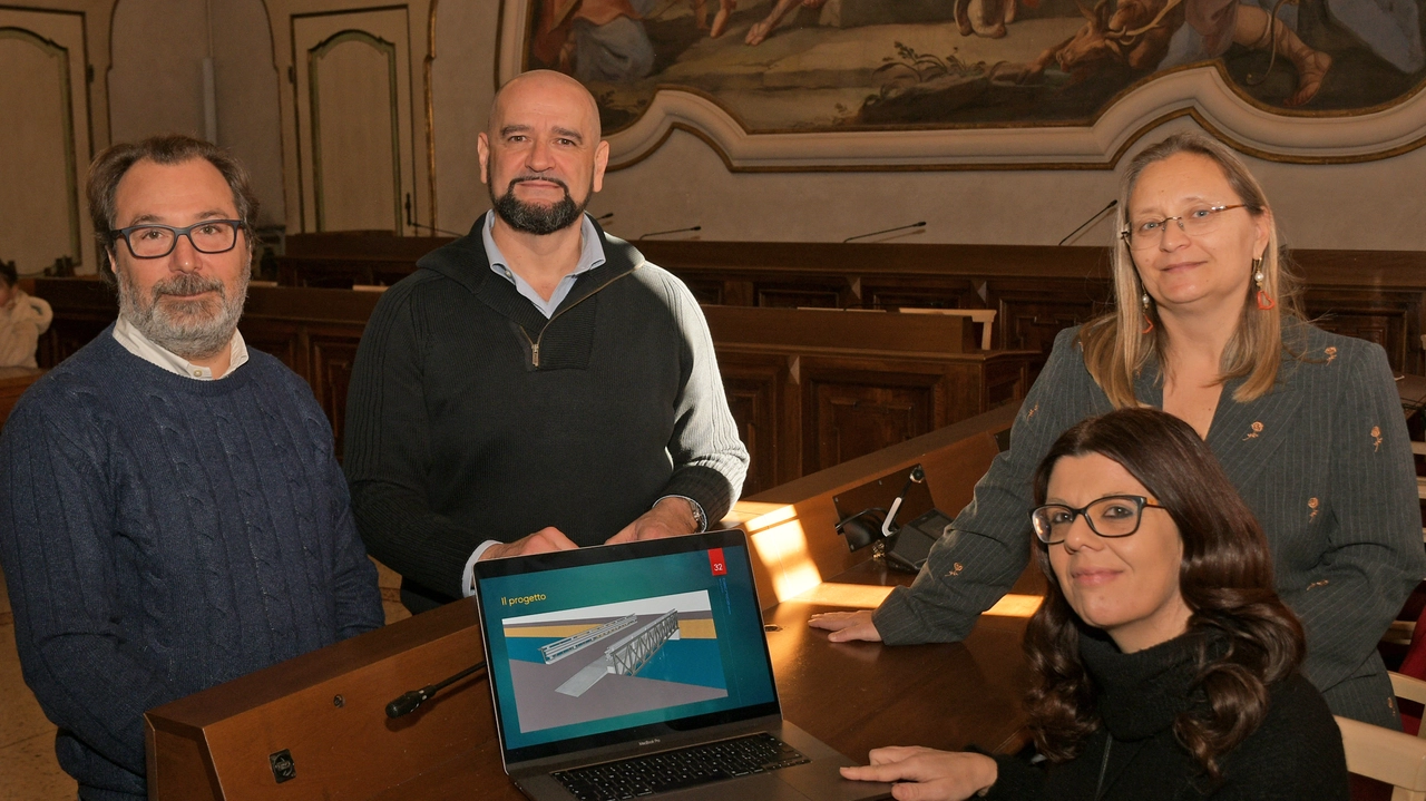 pavia - conferenza presentazione progetto del Ponte sul Naviglio in viale Ludovico il Moro - da sinistra adriano sora, marco cattaneo, alice moggi e mara latini - foto torres pavia - conferenza presentazione progetto del Ponte sul Naviglio in viale Ludovico il Moro - da sinistra adriano sora, marco cattaneo, alice moggi e mara latini - foto torres