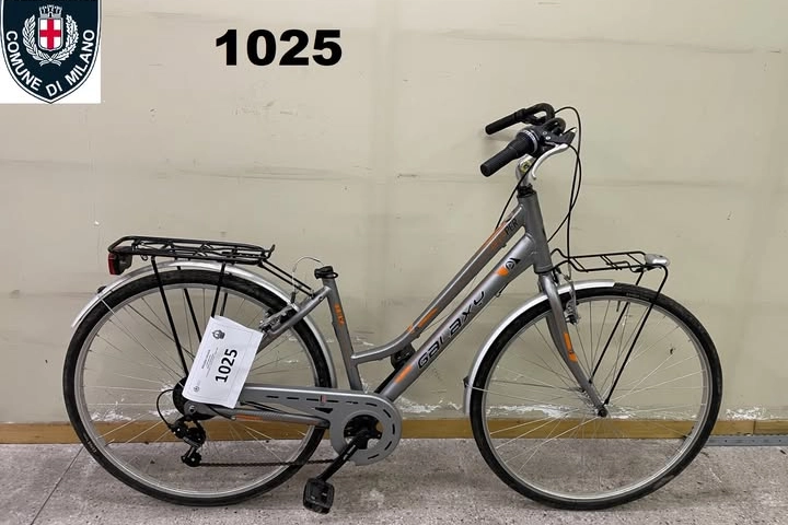 Una bicicletta ritirata dalla polizia locale: la foto è stata pubblicata sulla pagina facebook per risalire al proprietario