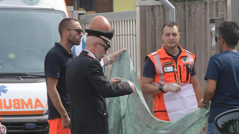 Il corpo di Bellocco portato via dai soccorritori: per l’uomo accoltellato non c’è stato nulla da fare Il corpo di Bellocco portato via dai soccorritori: per l’uomo accoltellato non c’è stato nulla da fare