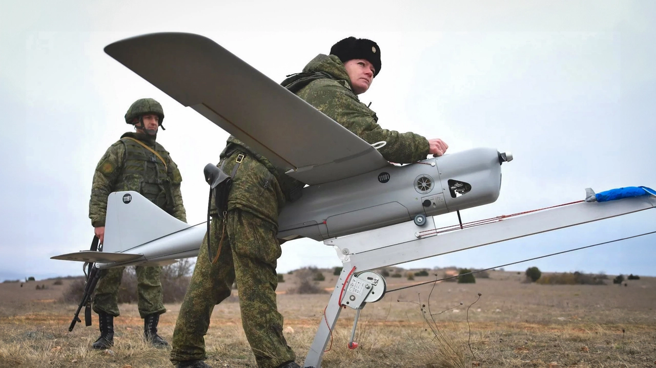 Un drone da ricognizione russo modello STC Orlan-10 Un drone da ricognizione russo modello STC Orlan-10