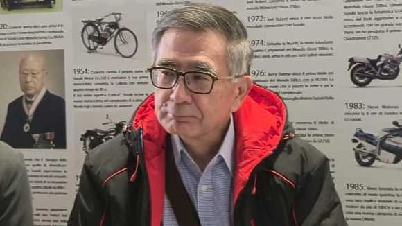 Il CEO di Suzuki, Toshihiro Suzuki, visita la concessionaria Ceriani Moto a Castellanza durante l'Eicma per discutere di modelli e accessori futuri. Il CEO di Suzuki, Toshihiro Suzuki, visita la concessionaria Ceriani Moto a Castellanza durante l'Eicma per discutere di modelli e accessori futuri.