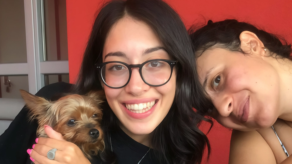 Camilla Vangeli con l’amata Caly in braccio e con la cugina Chiara