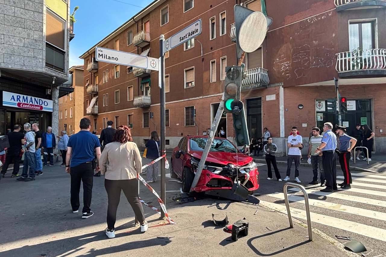 L'auto finita contro il semaforo, al termine della sua traiettoria durante la quale ha impattato contro la bici (Spf)