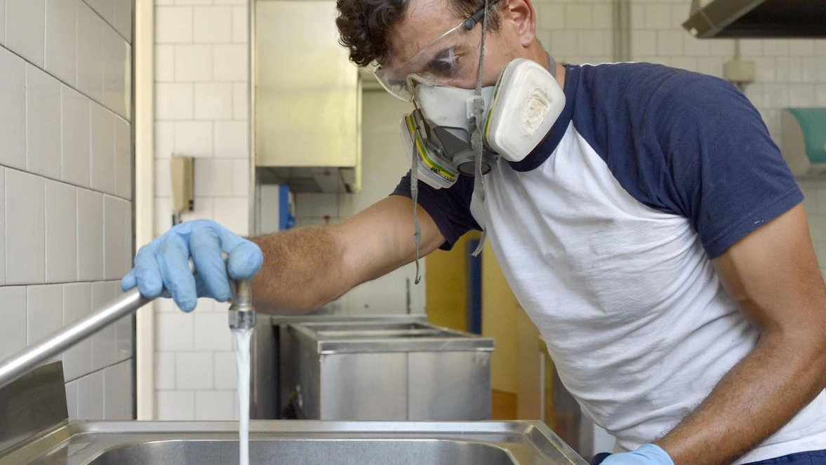 Controlli tubi delle cucine in una scuola di Cormano Controlli tubi delle cucine in una scuola di Cormano
