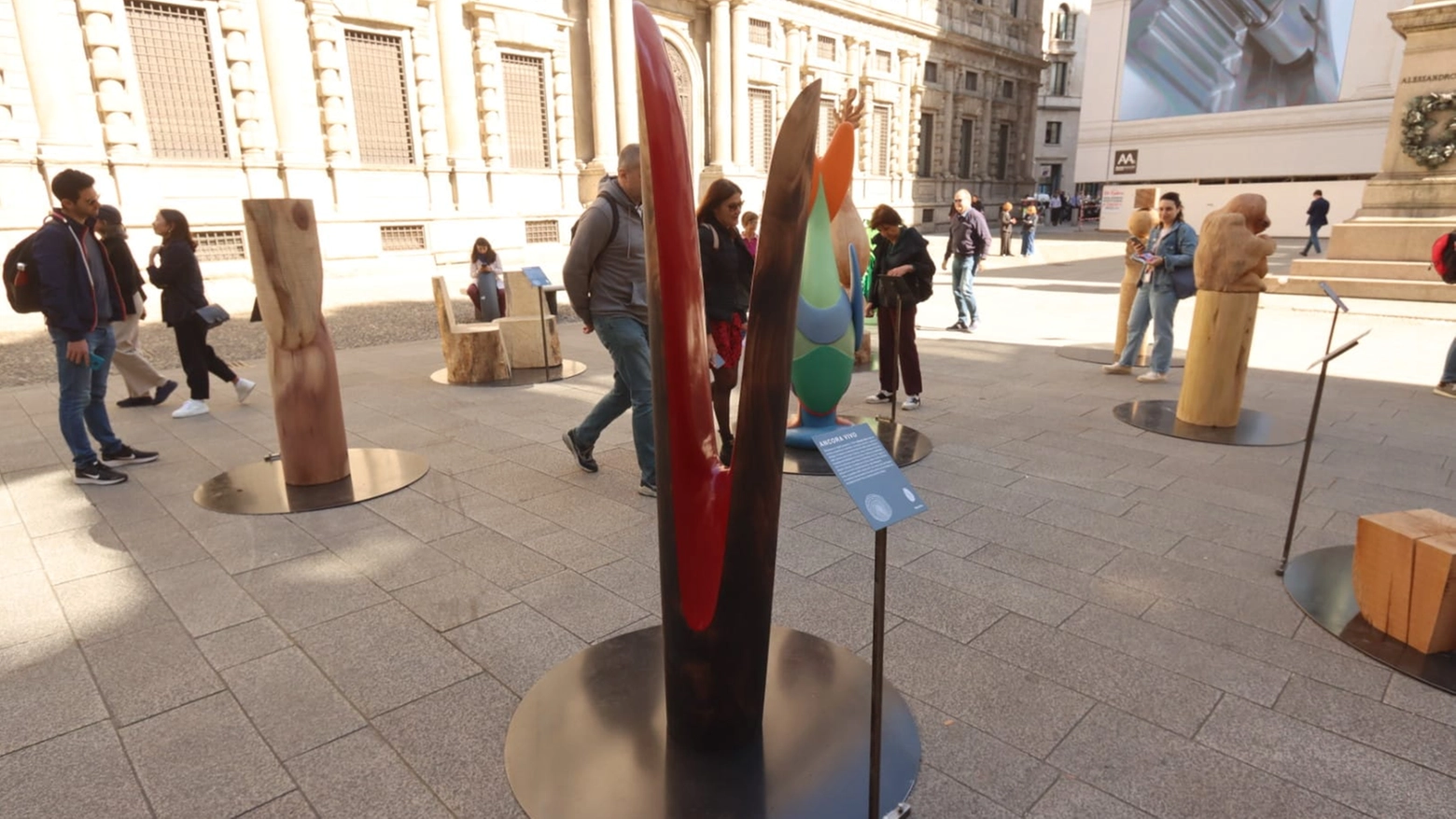 Le opere del progetto Second Life esposte in piazza San Fedele (Foto Paolo Salmoirago)