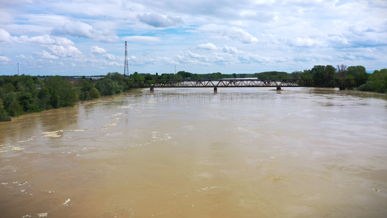 La piena del fiume Po nel giorno di Pasqua La piena del fiume Po nel giorno di Pasqua