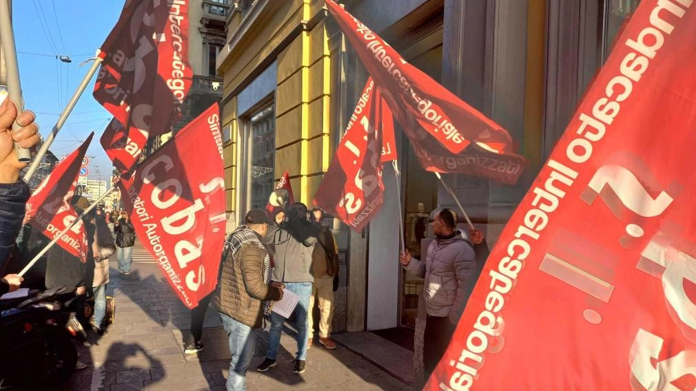 Il presidio organizzato dal sindacato Cobas davanti al negozio Zara in Baires Il presidio organizzato dal sindacato Cobas davanti al negozio Zara in Baires