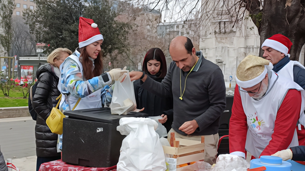 Nicola Lamberti fondatore di PlanEat durante la distribuzione della “lasagna sospesa” davanti alla stazione Centrale di Milano Nicola Lamberti fondatore di PlanEat durante la distribuzione della “lasagna sospesa” davanti alla stazione Centrale di Milano