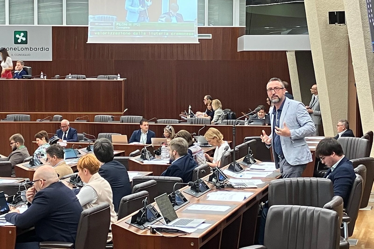 Il consigliere della provincia di Cremona Matteo Piloni (Pd) durante un dibattito in Consiglio regionale a Milano