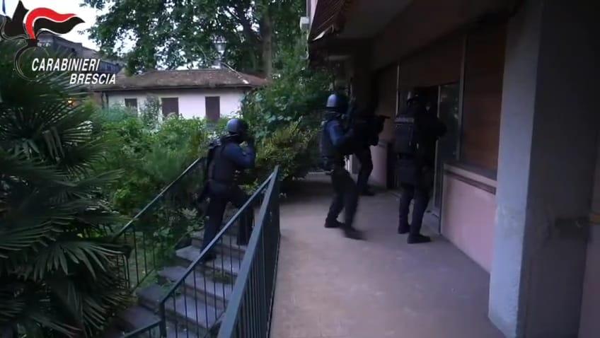 Darfo Boario Terme, droga venduta nell’hotel abbandonato: decapitata la banda dei pusher