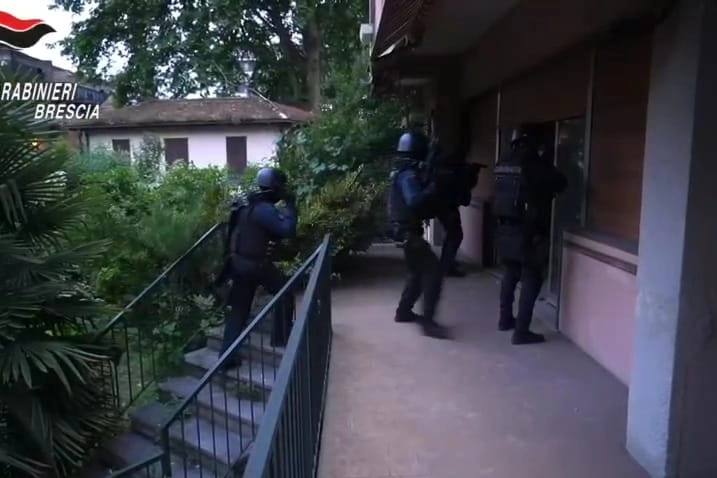 Il blitz delle forze dell'ordine nell'Hotel abbandonato