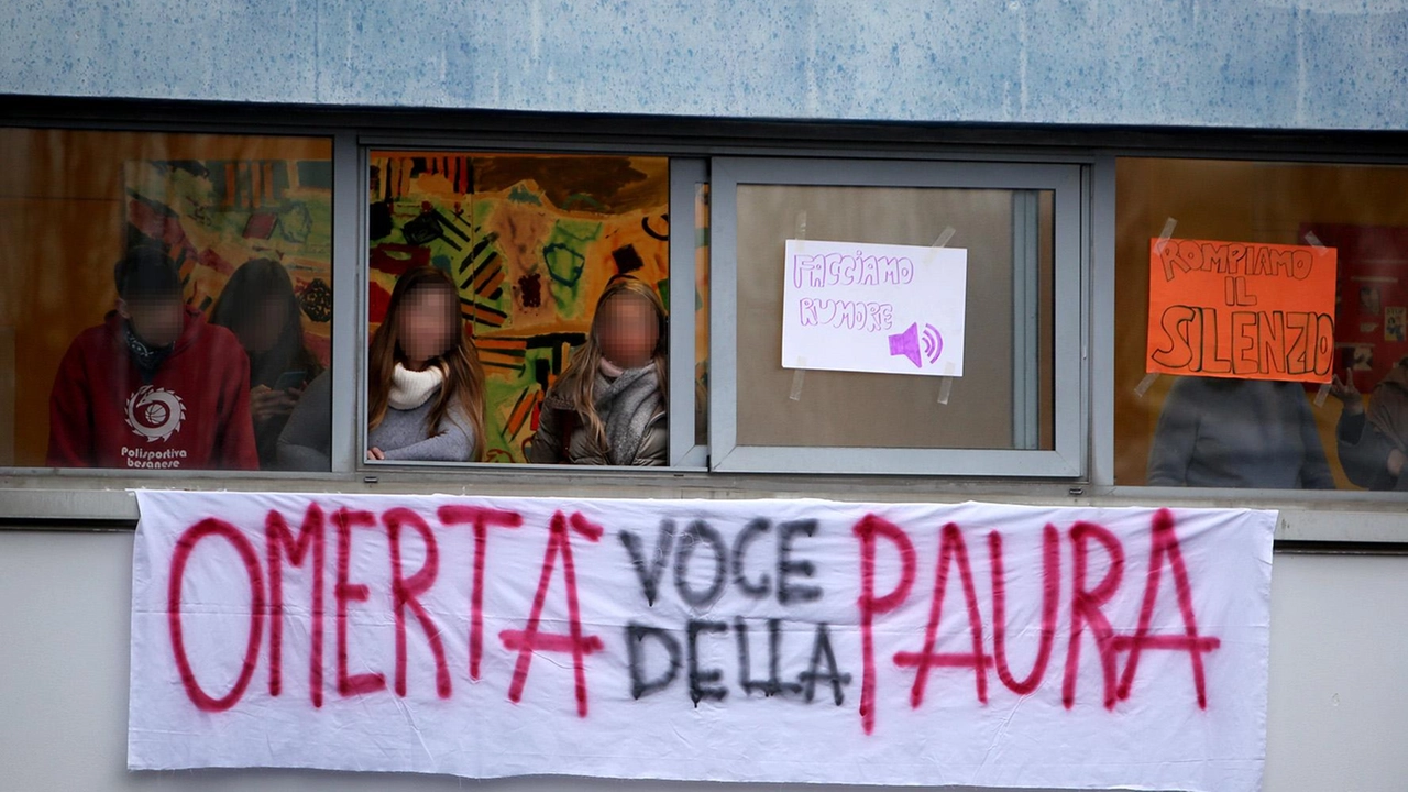 Gli striscioni appesi dagli studenti alle finestre della sede centrale del liceo Parini in via Gramsci Gli striscioni appesi dagli studenti alle finestre della sede centrale del liceo Parini in via Gramsci