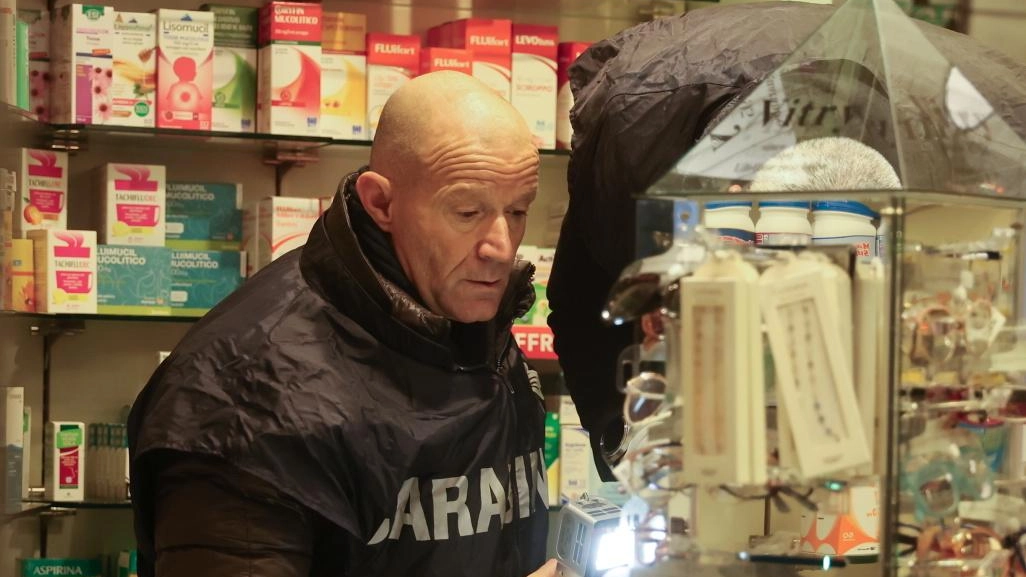 Ladri colpiscono farmacia a Redavalle, rubati farmaci e 8mila euro in contanti. Carabinieri indagano per risalire ai responsabili. Ladri colpiscono farmacia a Redavalle, rubati farmaci e 8mila euro in contanti. Carabinieri indagano per risalire ai responsabili.
