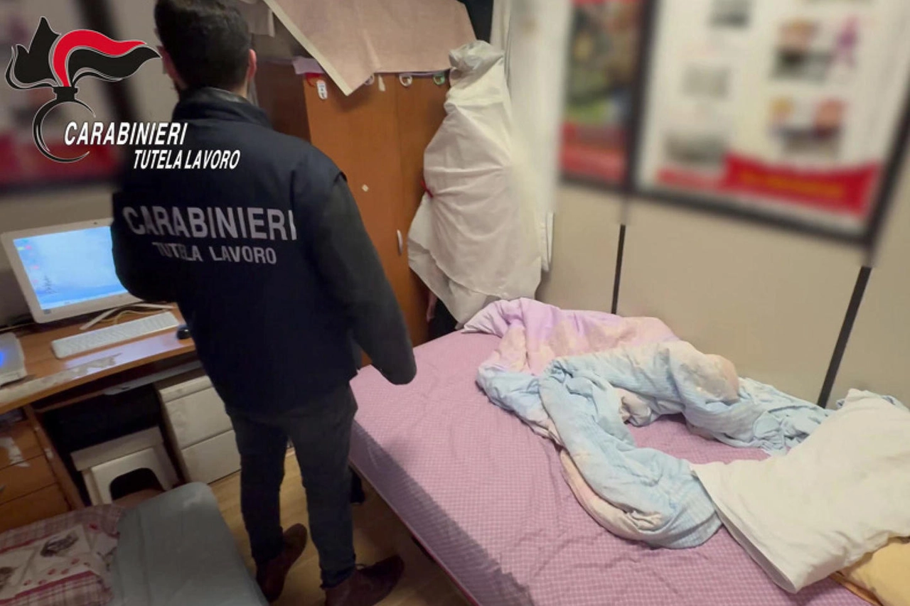 Dai sopralluoghi dei carabinieri sono emersi anche giacigli per i lavoratori all’interno degli opifici nel Milanese