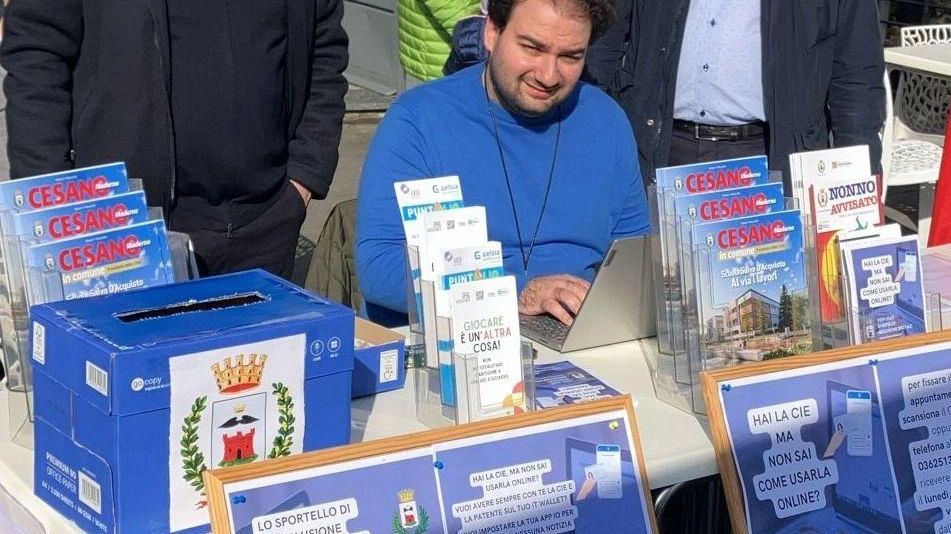 Lo sportello itinerante dell’Urp allestito in piazza Facchetti in occasione del mercato settimanale