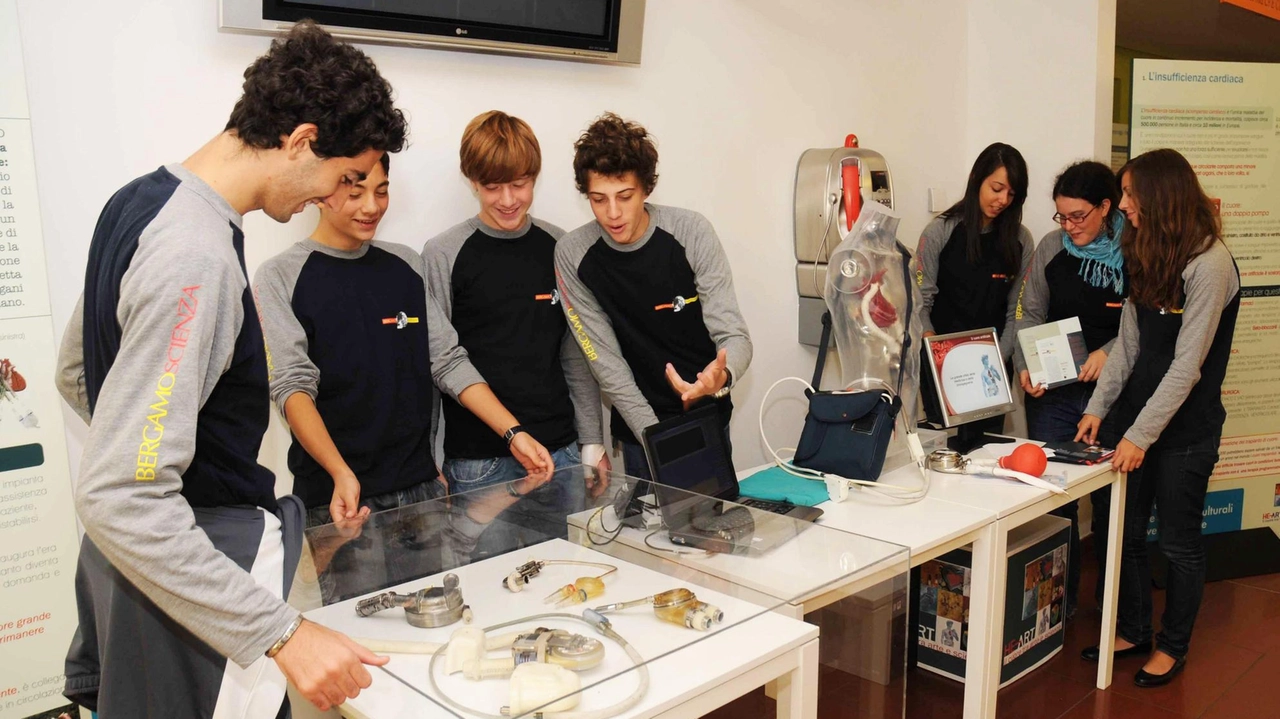 Il festival BergamoScienza torna con la XXII edizione, dedicata alle diverse forme di intelligenza umana, artificiale e biologica. Tre premi Nobel e scienziati internazionali animeranno 17 giornate di conferenze e laboratori gratuiti. Evento speciale con Craig Mello e anticipazioni sulle tematiche in programma. Il festival BergamoScienza torna con la XXII edizione, dedicata alle diverse forme di intelligenza umana, artificiale e biologica. Tre premi Nobel e scienziati internazionali animeranno 17 giornate di conferenze e laboratori gratuiti. Evento speciale con Craig Mello e anticipazioni sulle tematiche in programma.