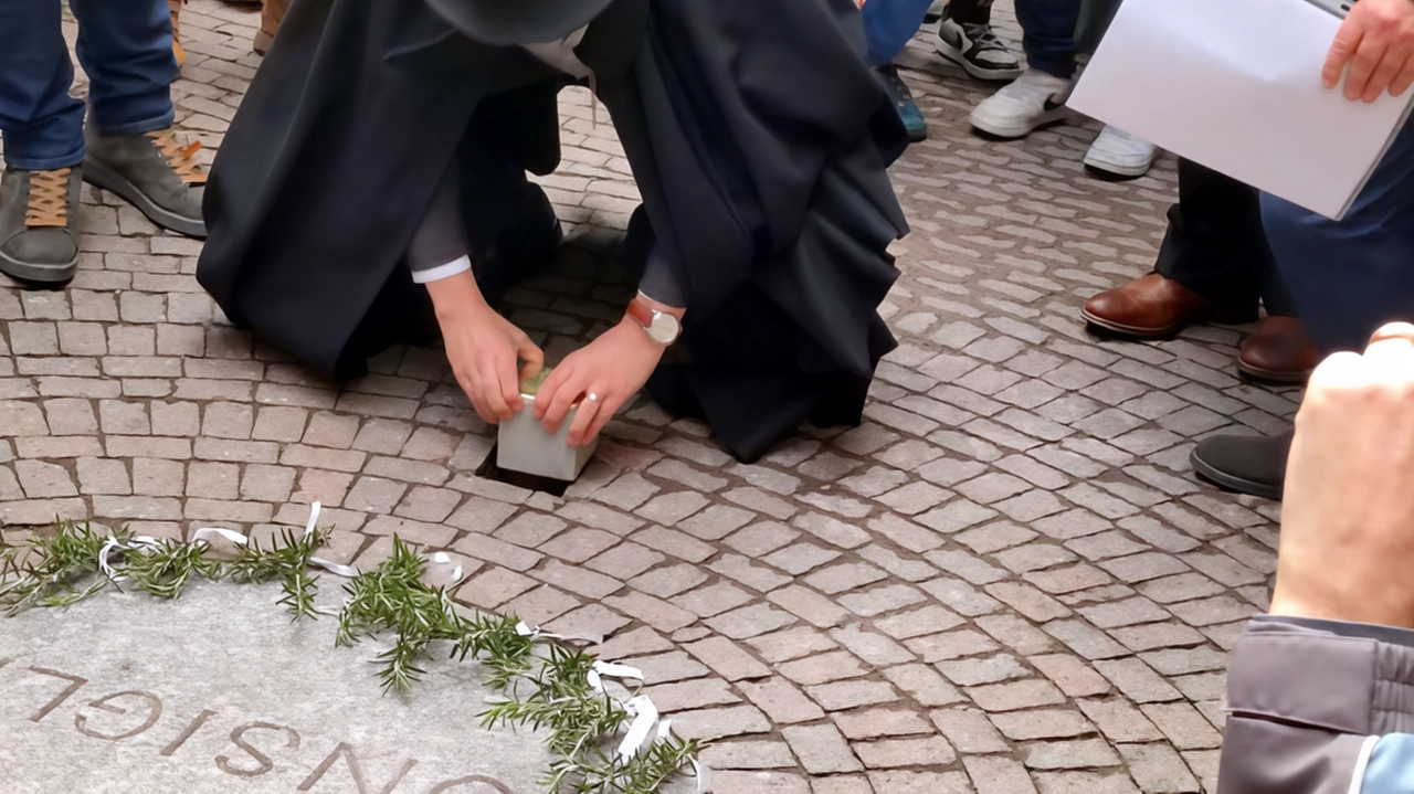 Le nuove pietre di inciampo ricorderanno il sacrificio di chi ha combattuto per la libertà e la democrazia Le nuove pietre di inciampo ricorderanno il sacrificio di chi ha combattuto per la libertà e la democrazia