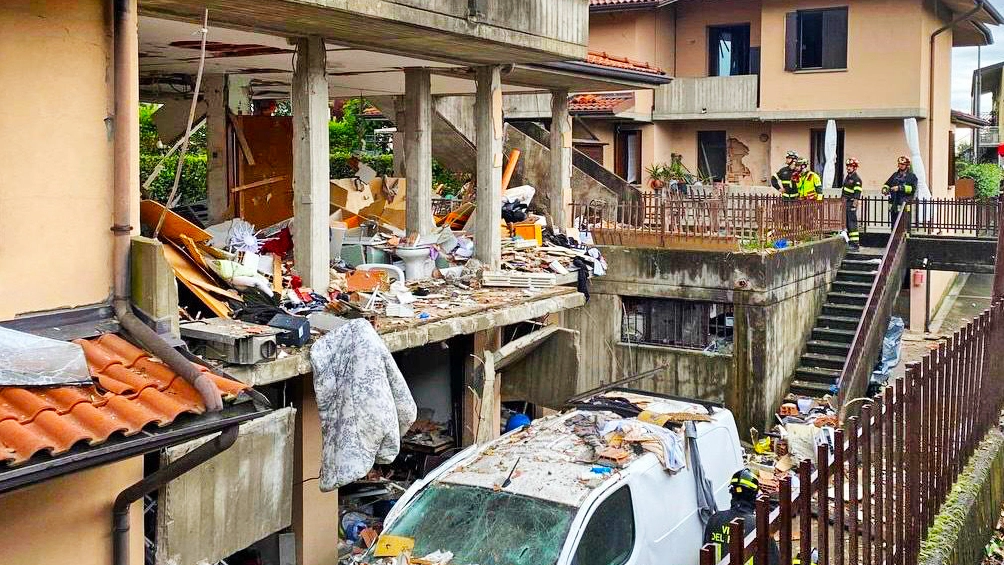 Il piano sventrato della palazzina in cui si è verificata l’esplosione (De Pascale) Il piano sventrato della palazzina in cui si è verificata l’esplosione (De Pascale)