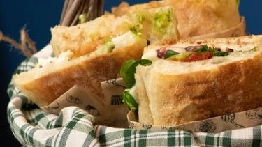 Si chiama “o’ panaro” ed è il cesto di vimini calato dai balconi nei vicoli di Napoli, simbolo di una... Si chiama “o’ panaro” ed è il cesto di vimini calato dai balconi nei vicoli di Napoli, simbolo di una...
