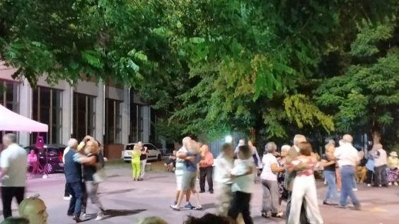 Dal cortile di via De Amicis a quello del centro anziani Stella Polare. Cambia la location, ma torna anche... Dal cortile di via De Amicis a quello del centro anziani Stella Polare. Cambia la location, ma torna anche...