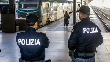 Rapinano un viaggiatore sul Torino-Milano: arrestati due quattordicenni