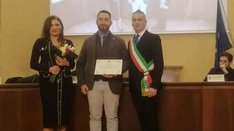 Ha contribuito a una complessa attività di indagine che ha condotto a disarticolare due gruppi di spacciatori che operavano... Ha contribuito a una complessa attività di indagine che ha condotto a disarticolare due gruppi di spacciatori che operavano...