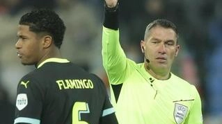 Sarà il 40enne romeno Istvan Kovacs, classe 1984, ad arbitrare la finale di Champions League fra Psg e Inter.... Sarà il 40enne romeno Istvan Kovacs, classe 1984, ad arbitrare la finale di Champions League fra Psg e Inter....