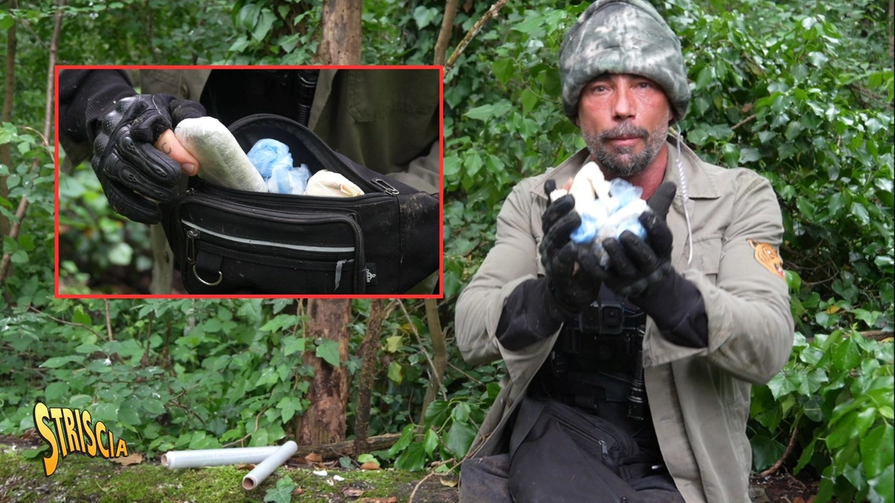 Settala, un borsello pieno di cocaina recuperato da Vittorio Brumotti in un take away della droga (Frame video Striscia la Notizia) Settala, un borsello pieno di cocaina recuperato da Vittorio Brumotti in un take away della droga (Frame video Striscia la Notizia)